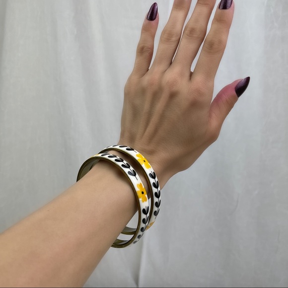 🚫SOLD🚫 NWOT Golden Yellow Flower Retro Bangle - Picture 2 of 16